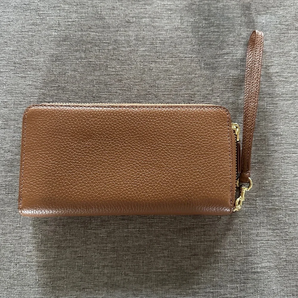 MARC JACOBS PEBBLED LEATHER CONTINENTAL WRISTLET WALLET TAN - Picture 5 of 6